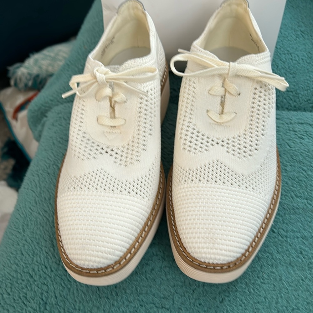 woman’s Cole Hann shoes Never Worn Tags on it